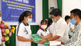Trao học bổng cho học sinh nghèo