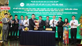 Đại diện RIFISD cùng đại diện đối tác chiến lược trong lễ ra mắt
