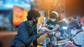 Hạn chế cho tiền, cho quà người lang thang xin ăn