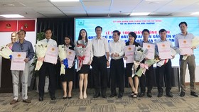 Ông Nguyễn Toàn Thắng, Giám đốc Sở Tài nguyên - Môi trường TPHCM trao giấy chủ quyền nhà ở cho 16 dự án