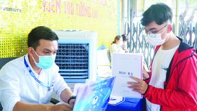 Thí sinh nộp hồ sơ xét tuyển học bạ tại Trường Đại học Nguyễn Tất Thành