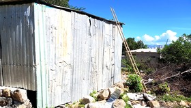 Những ngôi nhà tạm dưới chân núi thuộc xã Phước Đồng, TP Nha Trang