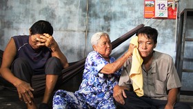 Cụ bà 78 tuổi nuôi hai con bệnh tật
