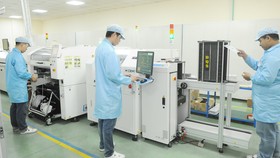 Sản xuất linh kiện điện tử tại Công ty CP Bóng đèn Điện Quang. Ảnh: CAO THĂNG