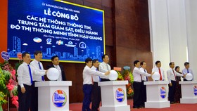 Lãnh đạo tỉnh Hậu Giang tại lễ công bố các hệ thống thông tin, trung tâm giám sát, điều hành đô thị thông minh