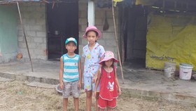 Mẹ mất, bố tâm thần, 3 con bơ vơ