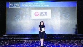 Đại diện SCB nhận giải tại buổi lễ vinh danh 50 Doanh nghiệp Việt có thương hiệu Nhà tuyển dụng hấp dẫn do Anphabe tổ chức