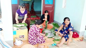 Người dân phường Ea Tam, TP Buôn Ma Thuột (Đắk Lắk) gói bánh tét, gửi tới bà con vùng lũ miền Trung
