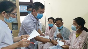 Sẻ chia khó khăn cùng đồng bào
