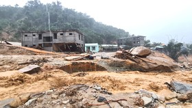 Sáng 6-11, lũ ống đổ xuống suối Đăk Ba Sao, xã Phước Thành, huyện Phước Sơn, tỉnh Quảng Nam gây hoang mang cho người dân sinh sống tại đây. Ảnh: NGỌC PHÚC