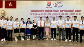 Thành đoàn TPHCM tuyên dương sinh viên Lào - Campuchia tiêu biểu năm 2020. Ảnh: TTXVN