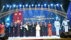 Bộ trưởng Phùng Xuân Nhạ trao Huân chương Lao động hạng Ba cho Trường Đại học Văn Lang. Ảnh: moet.gov.vn