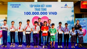 Nhà phát triển Gem Sky World hỗ trợ học sinh nghèo và gia đình khó khăn trên địa bàn