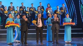 Đại diện doanh nghiệp Qui Phúc nhận danh hiệu Thương hiệu Quốc gia Việt Nam năm 2020.