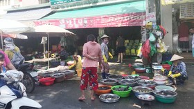 Chợ tự phát tại đường số 1, phường Tân Phú, quận 7. Ảnh: NGUYỄN HÒA