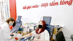 Bạn trẻ hiến máu tình nguyện tại điểm hiến máu nhân đạo 26 Lương Ngọc Quyến, Hà Nội trong những ngày phòng chống dịch Covid-19