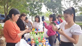 Người lao động mua hàng giảm giá tại một chương trình bán hàng dịp cuối năm