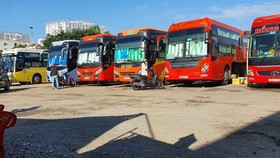 Bến xe đìu hiu, bến “dù” tấp nập