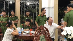 Bắt tạm giam 2 cha con đại gia cho vay lãi suất 105%/tháng