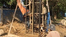 Đơn vị thi công đang khẩn trương khoan giếng nhằm ứng phó tình trạng thiếu nước sinh hoạt do hạn mặn