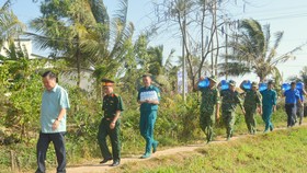 Lực lượng vũ trang tỉnh Sóc Trăng chuyển nước uống miễn phí đến các hộ dân vùng bị ảnh hưởng nghiêm trọng bởi hạn mặn