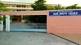Một nam sinh lớp 10 rơi từ tầng 3 trường học xuống đất tử vong