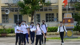 Nhiều thí sinh cho biết đề thi Ngữ Văn năm nay khá dễ, vừa sức và sẽ có nhiều điểm 6 và 7. Ảnh: TUẤN QUANG