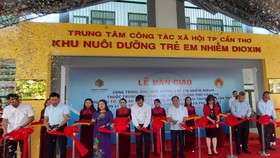 Nghi thức cắt băng khánh thành Khu nuôi dưỡng trẻ em nhiễm dioxin TP Cần Thơ