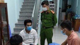 Công an phường Nại Hiên Đông lập biên bản đối với Phạm Quang Hùng