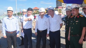 Đồng chí Nguyễn Văn Quảng, Phó Bí thư Thường trực Thành ủy Đà Nẵng (thứ 3 từ trái sang) và đồng chí Hồ Kỳ Minh, Phó Chủ tịch UBND TP Đà Nẵng (bìa trái) kiểm tra dự án Cải tạo cụm nút giao thông phía Tây cầu Trần Thị Lý