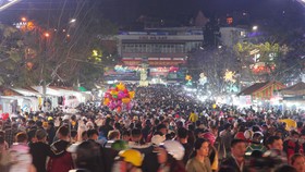 Biển người đổ về trung tâm Đà Lạt, du khách dựng lều nghỉ chân