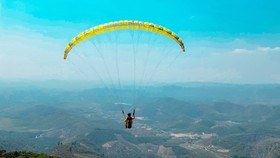 Đình chỉ tour dù lượn "chui" trên đồi Con Ó