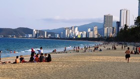 Người dân Nha Trang và du khách vẫn “vô tư” tụ tập tắm biển