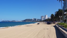 Biển Nha Trang không bóng người trong ngày đầu thực hiện Chỉ thị 16 về phòng, chống dịch Covid-19
