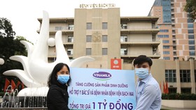 Bà Nguyễn Thị Minh Tâm – Giám đốc Chi nhánh Vinamilk tại Hà Nội trao tặng sản phẩm dinh dưỡng giá trị 1 tỷ đồng cho đại diện Bệnh viện Bạch Mai