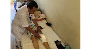 Đắp lá thuốc chữa bệnh, một phụ nữ nguy cơ tử vong