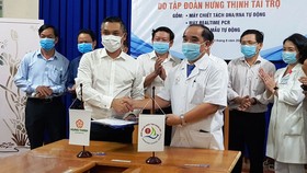 Tập đoàn Hưng Thịnh tặng máy xét nghiệm Covid-19 cho Khánh Hòa