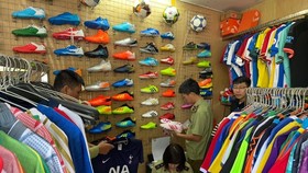 Thu giữ 1.547 quần áo, giày dép nghi giả nhãn hiệu Adidas, Manchester United