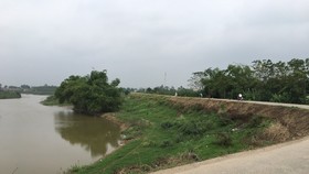 Đê điều tại miền Bắc vừa ngăn lũ vừa kết hợp làm đường giao thông, nhiều nơi đã được đầu tư nâng cấp, sửa chữa bằng tiền ngân sách, do đó cần có những biện pháp để ngăn chặn tình trạng xe quả tải để bảo vệ đê. Ảnh: VĂN PHÚC