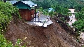 Mưa gió kéo dài đã làm thêm 2 nạn nhân thiệt mạng vì xảy ra lở đất, sạt vào nhà cửa