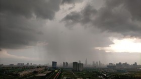 Xuất hiện áp thấp, đêm nay miền Nam mưa lớn