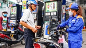 Giá xăng 92 và 95 cùng giảm