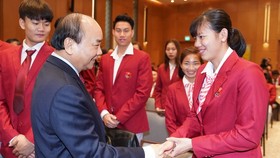 Prime Minister Nguyen Xuan Phuc shakes hands with swimmer Nguyen Thi Anh Vien (right) who wins six gold medals at the 30th SEA Games in the Philippines (Photo: VGP)