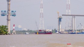 Work started on Ben Luc-Long Thanh expressway spanning over Soai Rap river in HCMC, it is expected to open a new trade direction between the Mekong Delta and the Southeastern region (Photo: SGGP)