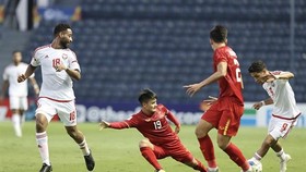 Vietnamese captain Nguyen Quang Hai (No 19 in red) in action (Photo: VNA)