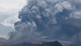 Taal volcano, 90 kilometres to the south of the Philippine capital city of Manila, could spew lava and ash for weeks. (Photo: Xinhua/VNA)