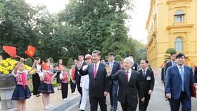 Party General Secretary and State President Nguyen Phu Trong (C) and his Chinese counterpart Xi Jinping on his right at a welcome ceremony for the Chinese leader's State visit to Vietnam in 2017 (Source: VNA)