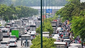 Long crowded queues of vehicles on Pham Van Dong street leading to Tan Son Nhat international airport in HCMC. (Source: VNA)