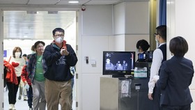 Staff of the Taiwan Centre for Disease Control screen body temperature of passengers on a flight from Wuhan city of China at Taoyuan International Airport on January 13 (Photo: AFP/VNA)