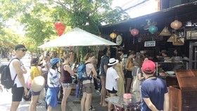 Tourists in Hoi An (Photo: VNA)